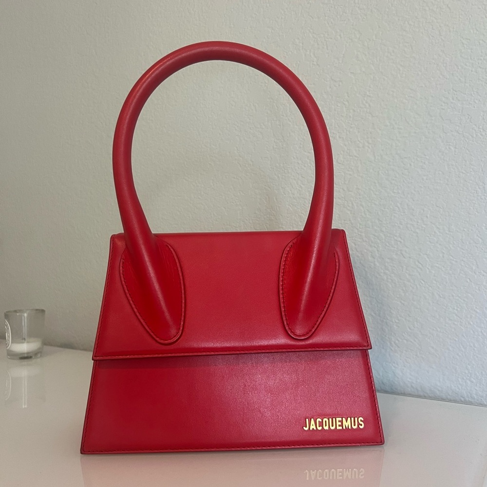 The large Chiquito by Jacquemus in red.